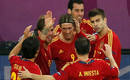 Los compa&ntilde;eros felicitan a Torres tras su gol