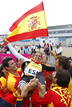 Los compa&ntilde;eros mantean a la espa&ntilde;ola Marina Alabau tras ganar el oro en la final de RS:X