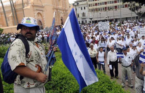 El presidente de Honduras, Manuel Zelaya, insiste en celebrar una consulta sobre su reelecci&oacute;n