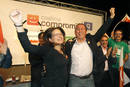 El cabeza de lista al Congreso de la coalici&oacute;n Comprom&iacute;s-Q por Valencia, Joan Baldov&iacute;, y la diputada auton&oacute;mica M&ograve;nica Oltra, celebran junto a los simpatizantes los resultados.