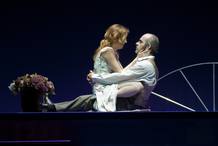 El compromiso de Mackie (Luis Tosar) y Polly Peachum (Muriel Sánchez) es el detonante del conflicto. El compromiso de Mackie (Luis Tosar) y Polly Peachum (Muriel Sánchez) es el detonante del conflicto.