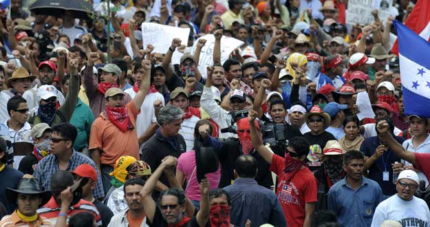 ZELAYA, QUE VIAJA HACIA HONDURAS, INVITA A LA POBLACIÓN A "CAMINAR HACIA EL AEROPUERTO" ZELAYA, QUE VIAJA HACIA HONDURAS, INVITA A LA POBLACIÓN A "CAMINAR HACIA EL AEROPUERTO"