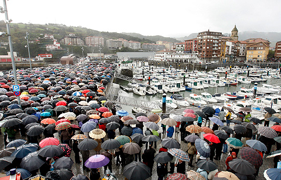 Miles de personas protestan en Bermeo por la situaci&oacute;n del Alakrana