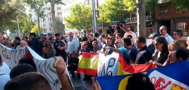 Concentración de apoyo a miembros de grupos de ultraderecha que irrumpieron en un acto de la Diada