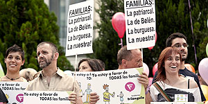 Concentración en Madrid por las familias "plurales" frente a la "católica"