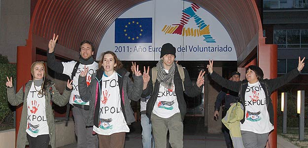 Un grupo de activistas pro saharauis abandonan la sede de las instituciones de la UE en Madrid tras encadenarse en dicho edificio