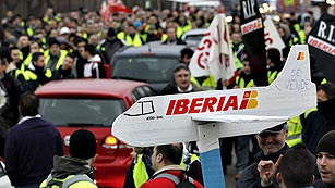 Ver vídeo  'Concentración de protesta en la T4 de Barajas contra el ERE en Iberia'