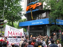 Convocados por SMS unas 200 personas se han concentrado ante la sede del PP para pedir la vuelta de Mar&iacute;a San Gil.