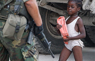 Ver v&iacute;deo  'Concienciados en Hait&iacute;: Los marines reparten con cuentagotas la ayuda'