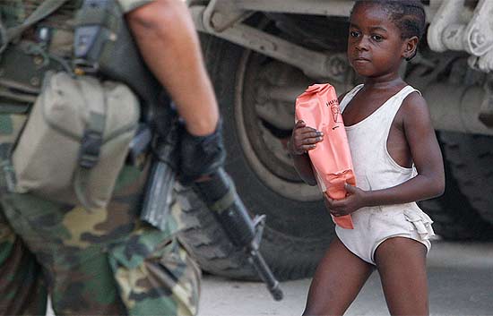 Concienciados en Hait&iacute;: Los marines reparten con cuentagotas la ayuda