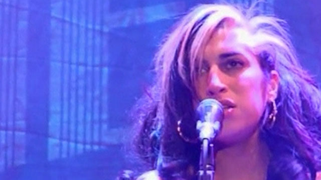 La esperada gira europea de Amy Winehouse ha arrancado con muy mal pie