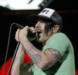 El cantante del grupo estadounidense Red Hot Chili Peppers, Anthony Kiedis, durante su actuaci&oacute;n esta noche en el Palacio de los Deportes de Madrid.