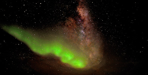 Auroras boreales sobre la estaci&oacute;n cient&iacute;fica Concordia