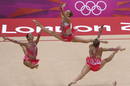 El conjunto italiano ejecuta su ejercicio de pelota en la fase clasificatoria del concurso completo por conjuntos ol&iacute;mpico de gimnasia r&iacute;tmica.