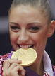 La rusa Evgeniya Kanaeva se ha proclamado campeona ol&iacute;mpica individual de gimnasia r&iacute;tmica, al imponerse en el concurso completo de los Juegos de Londres 2012, y se ha convertido en la primera gimnasta en revalidar dos oros seguidos en el concurso in
