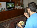 Viendo la Vuelta por la televisi&oacute;n durante la comida