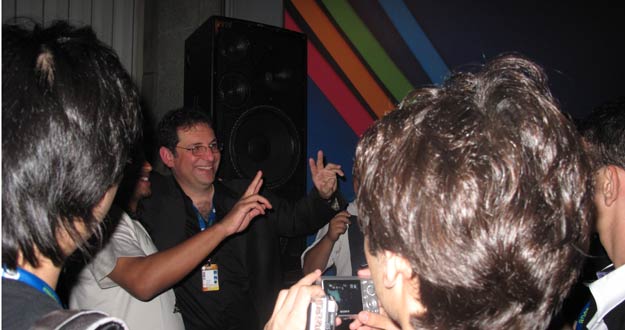 El ex hacker Kevin Mitnick, agasajado por los campuseros.
