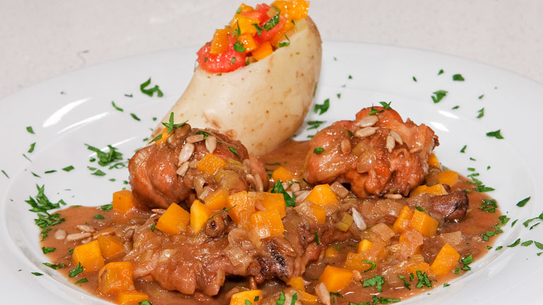 Saber Cocinar - Conejo al jerez con ensalada de patata a la vinagreta