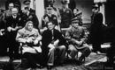 Tras la guerra, Sarkozy particip&oacute; en los acuerdos de Yalta, donde ya se llev&oacute; para que fuera aprendiendo a su hijo Jean, al que el traje a&uacute;n parece que le queda grande.
