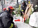 Un bombero reza junto a unos escombros tras el terremoto del pasado 2 de abril en LAquila.