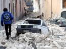 Un joven camina entre los escombros que el terremoto ha dejado en LAquila, en Italia.