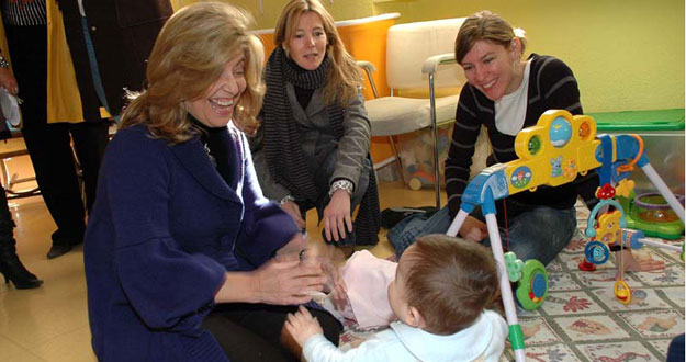 La consejera de Familia y Asuntos Sociales de Madrid, Engracia Hidalgo, en una de las residencias infantiles La consejera de Familia y Asuntos Sociales de Madrid, Engracia Hidalgo, en una de las residencias infantiles