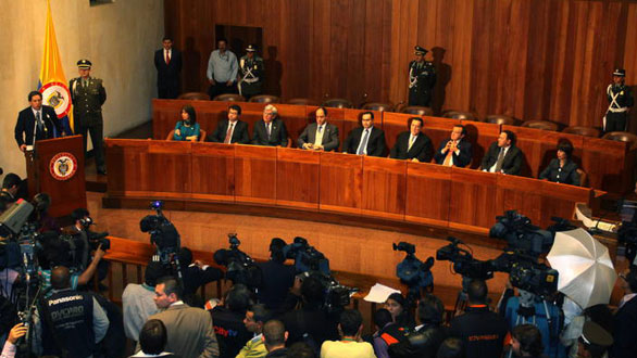 CORTE CONFIRMA FALLO CONTRA LEY DE REFERENDO PARA LA REELECCI&Oacute;N DE URIBE