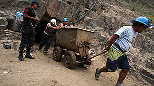 Ver v&iacute;deo  'Construyen un encofrado para llegar a los nueve mineros atrapados en Per&uacute;'