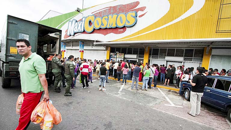 Largas colas en los supermercados de Venezuela por el desabastecimiento