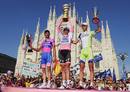 Contador acompa&ntilde;ado por Scarponi y por Nibali en el podio final.