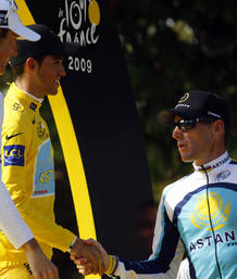 Contador y Armstrong se dieron un fr&iacute;o apret&oacute;n de manos en el podio.