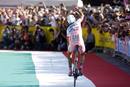 Contador atraviesa la l&iacute;nea de meta de mil&aacute;n y se encamina al podio por la alfombra tricolor.