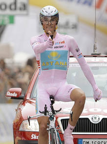 Contador emerge como nueva figura mundial del ciclismo después de su triunfo en dos grandes vueltas. Contador emerge como nueva figura mundial del ciclismo después de su triunfo en dos grandes vueltas.