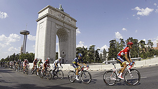 Ver v&iacute;deo  'Contador y su equipo visten de rojo sus bicis'