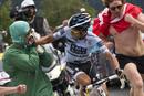 El corredor espa&ntilde;ol del Saxo Bank Sungard, Alberto Contador, aparta a un espectador que le molestaba mientras disputaba la decimonovena etapa del Tour de Francia entre Modane y Alpe DHuez.