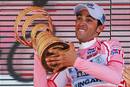 Contador levanta el trofeo de campe&oacute;n en el podio.n