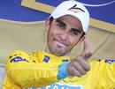Contador se visti&oacute; de amarillo en la 15&ordf; etapa, con meta en Bagneres de Luchon, despu&eacute;s de aventajar en 39 segundos a Andy Schleck aprovechando un pinchazo de &eacute;ste y su destreza en el descenso.
