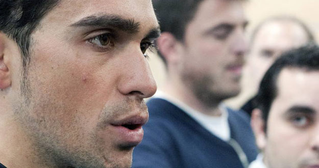 El ciclista Alberto Contador atiende a los periodistas.