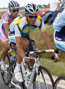 Contador está a seis segundos del maillot amarillo. Contador está a seis segundos del maillot amarillo.