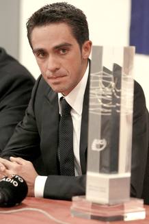 Alberto Contador junto al trofeo que le acredita como ganador de la clasificación mundial individual. Alberto Contador junto al trofeo que le acredita como ganador de la clasificación mundial individual.