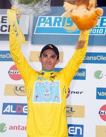 El ciclista español del equipo Astana, Alberto Contador celebra su victoria en la París-Niza. El ciclista español del equipo Astana, Alberto Contador celebra su victoria en la París-Niza.