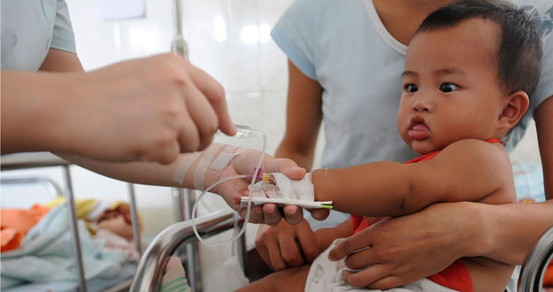 Li Dongyang, un beb&eacute; de ocho meses que sufre de peidras en el ri&ntilde;&oacute;n, recibe tratamiento en un hospital de Hefei, China.