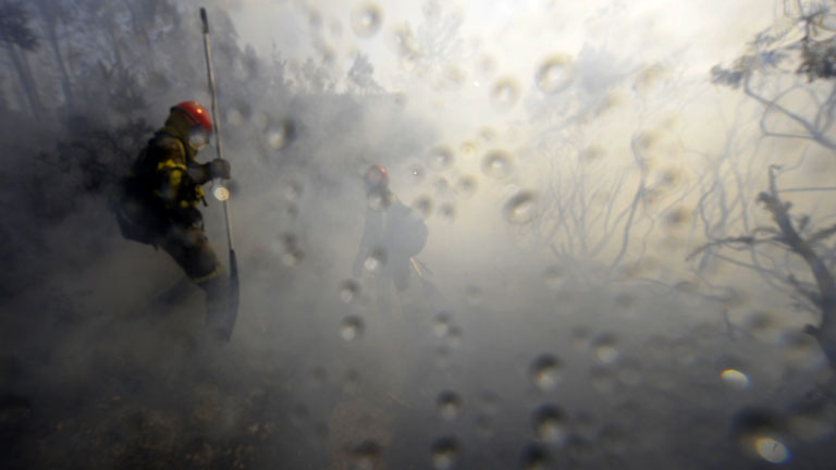 Contin&uacute;a activo el incendio en las Fraguas do Eume