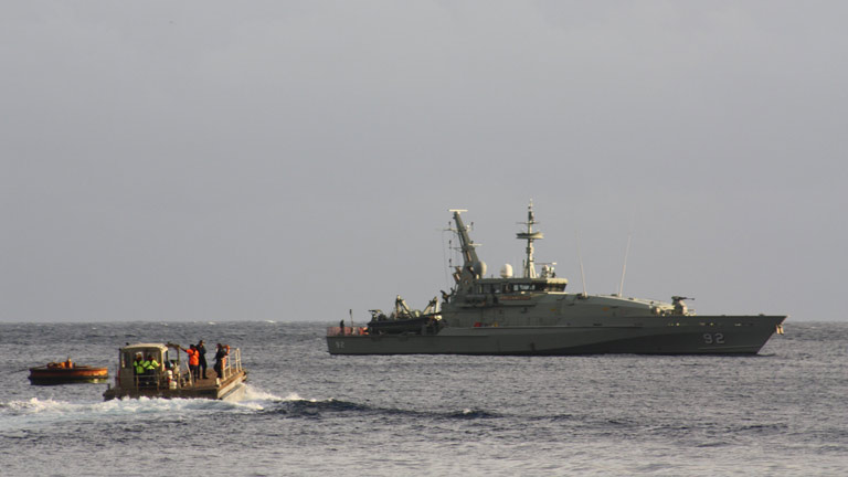 Contin&uacute;a la b&uacute;squeda de desaparecidos en el naufragio entre Indonesia y Australia