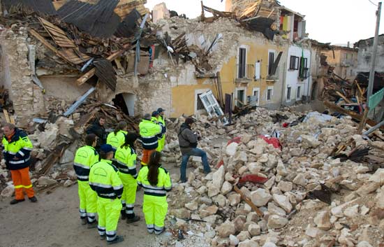 Contin�a la b�squeda de supervivientes en Italia