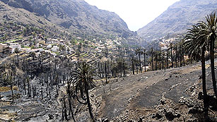 Ver v&iacute;deo  'Contin&uacute;a el trabajo para detener el fuego en La Gomera, 12 d&iacute;as despu&eacute;s'