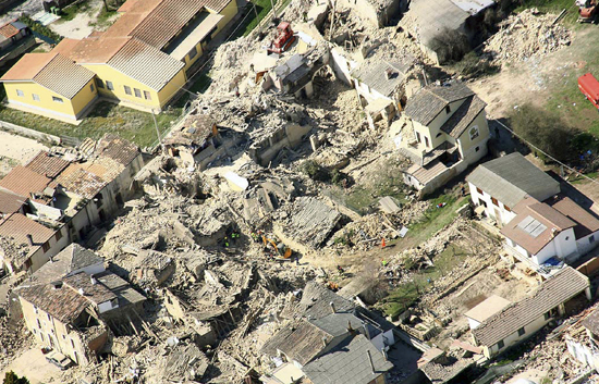 En Italia contin&uacute;an trabajando sin descanso entre los escombros de los miles de edificios destruidos