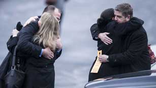 Ir al Video&nbsp;Contin&uacute;an los entierros de los 20 ni&ntilde;os asesinados en Newtown