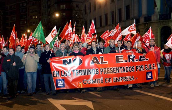 1.500 trabajadores de la planta que General Motors tiene en Figueruelas, en Zaragoza, se manifiestan para expresar su rechazo al ERE