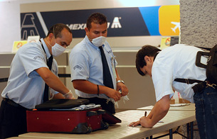 Ver v&iacute;deo  'Control en los aeropuertos por la gripe porcina'